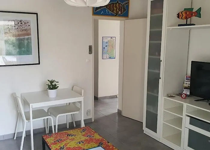 T2 Six Fours Cap Negre,1 Mn A Pied De La